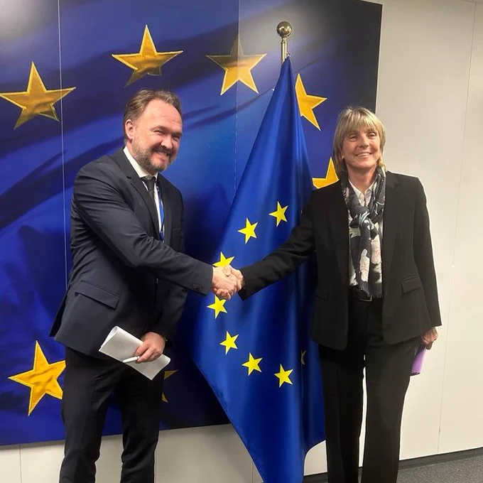 Valérie Létard, ministre chargée du Logement, serre la main de Dan Jørgensen, candidat commissaire européen à l'Énergie et au Logement, devant un drapeau de l’Union européenne