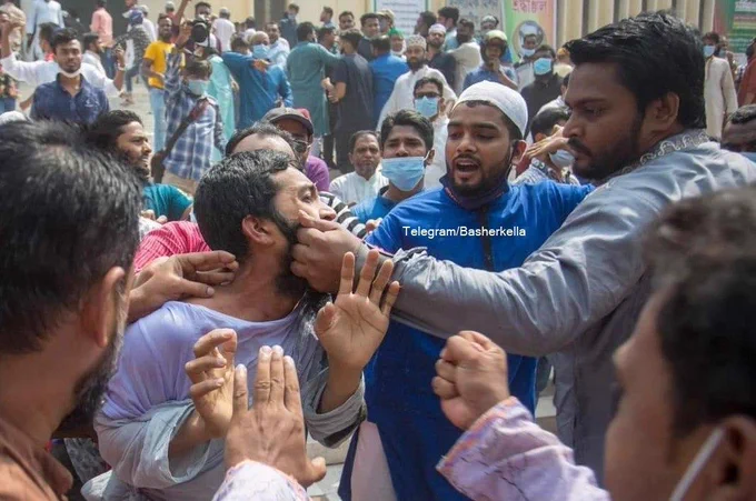 ২৬ শে মার্চ, ২০২১ 

গুজরাটের কসাই মোদির ঢাকা সফর কে কেন্দ্র করে জাতীয় মসজিদ বায়তুল মোকাররমে জুমার নামাজ পড়তে আসা মুসল্লিদের উপর নির্মম হামলা চালিয়েছিল পতিত ফ্যাসিস্টলীগের সশস্ত্র সন্ত্রাসীরা।

পৃথিবীর ইতিহাসে বিরল ঘটনা যে, ভিন্ন দেশের রাষ্ট্রপ্রধানকে খুশি করতে এভাবে নিজ দেশের সাধারণ ধর্মপ্রাণ মুসল্লিদের ওপর এভাবে নৃশংস হামলা চালানো হয়েছিল!

#26march2021
#GoBackModi
#AntiModiProtest