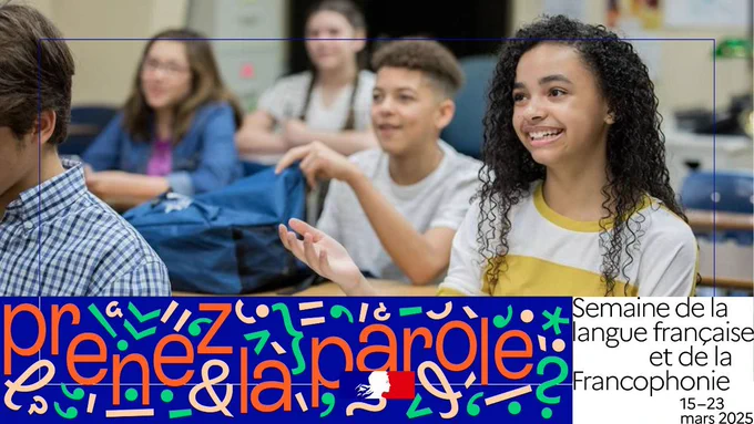 Adolescents, filles et garçons, assis dans une salle de classe. © Courtney Hale / Getty Images