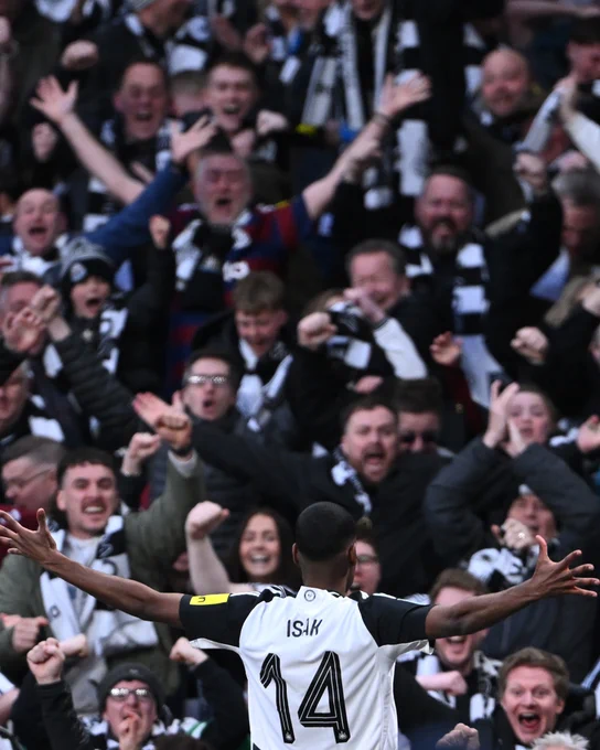 Alex Isak celebrating his goal