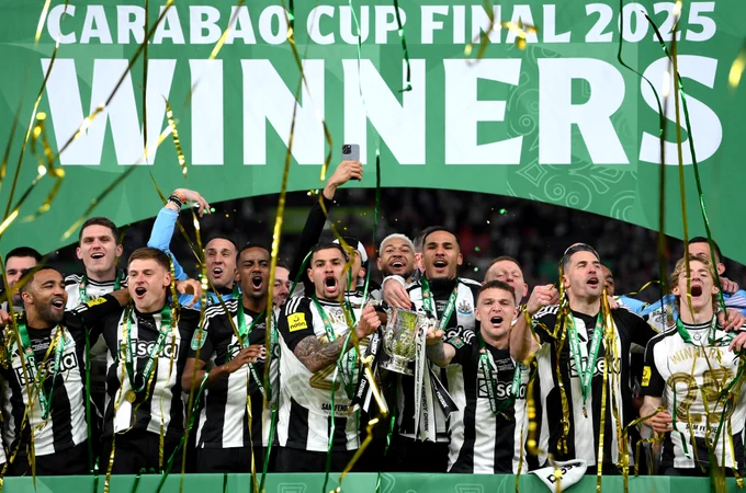 Players celebrate winning the Carabao Cup