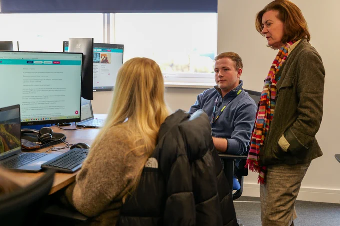 The First Minister talking to Delineate staff.
