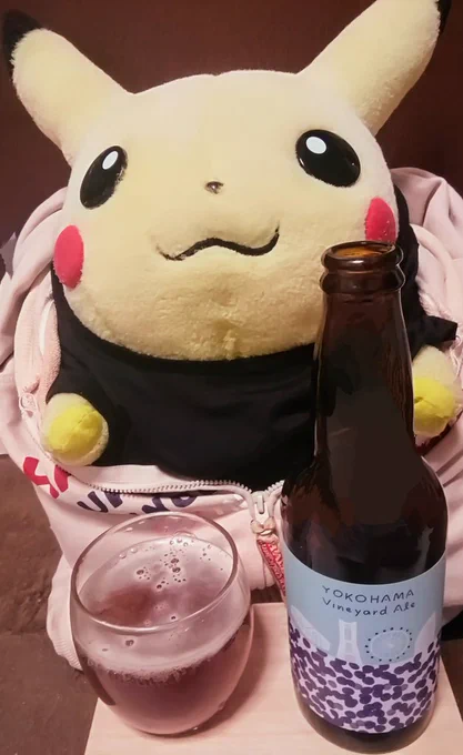 この画像には、等身大初期ピカチュウがハイアングルで写っています。
ピカチュウは黒いタンクトップの上にパーカーを着ており、小さな木のテーブルの上に置かれた酒瓶とそれが入ったグラスを前にしています。

REVO Brewing
YOKOHAMA Vineyard Aleブラン🍺
また泡へたった。
昨日のとは異なり濃い色
