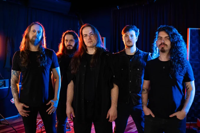 HIBRIA Announces New Lineup with "Steel Lord on Wheels" Music Video
The Brazilian heavy metal band HIBRIA announces its new lineup, featuring Angelo Parisotto (vocals), Abel Camargo (guitar), Velles (guitar), Tiago Assis (bass), and William Schuck (drums). The debut of this lineup comes with the release of the music video for "Steel Lord on Wheels", a classic from the album Defying the Rules.
https://www.youtube.com/watch?v=KfK_lnl98bs
Angelo Parisotto @angeloparisotto.oficial, Abel Camargo @abelcamargo_official, Velles @_velles, Tiago Assis @tiagoassisofficial, and William Schuck @williamschuck
公式発表：
HIBRIA、新メンバーとともに「Steel Lord on Wheels」のミュージックビデオを公開
ブラジルのヘヴィメタルバンド HIBRIA が、新メンバーを発表しました。
ラインナップは アンジェロ・パリゾット (ボーカル)、アベル・カマルゴ (ギター)、ヴェレス (ギター)、チアゴ・アシス (ベース)、ウィリアム・シュック (ドラム) です。
この新体制のお披露目として、アルバム Defying the Rules の名曲 「Steel Lord on Wheels」
