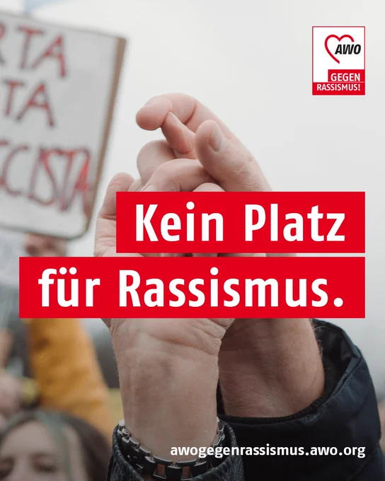 Plakat der AWO-Kampagne gegen Rassismus. Dieses Plakat zeigt zwei Hände, die zu einer Demo erhoben und gefaltet sind. 