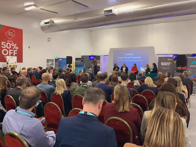 Photo of the session and panel