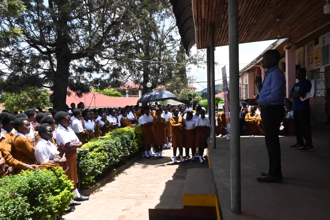 The HoD talking to the students about the different courses at the Department of Computing and Technology. 