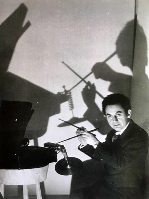 Henri Gonnard anime une conférence sur le thème "André Breton et la musique dans le mouvement surréaliste" à la maison Max Ernst et Dorothea Tanning près de Chinon