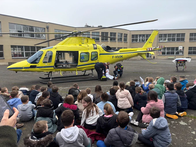 Le SAMU et le SDIS réalisent une simulation de prise en charge des victimes à bord de l'hélicoptère de secours Viking.