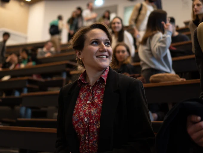 Photo de Marie-Constance Corsi dans l’amphithéâtre du Centre Inria de Paris