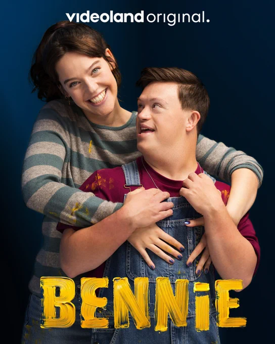 Poster Bennie. Een vrolijke brunette omhelst een jongen met Down Syndrome van achteren, terwijl de jongen haar lachend aankijkt.