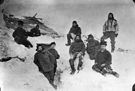 📸 The Southern Cross expedition members pictured just before spending the first winter on the Antarctic continent, 1899. Canterbury Museum