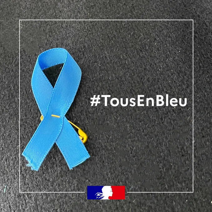 Personnes portant sur leur vêtement un ruban bleu en signe de soutien à la journée mondiale de la sensibilisation à l'autisme.
#TousEnBleu