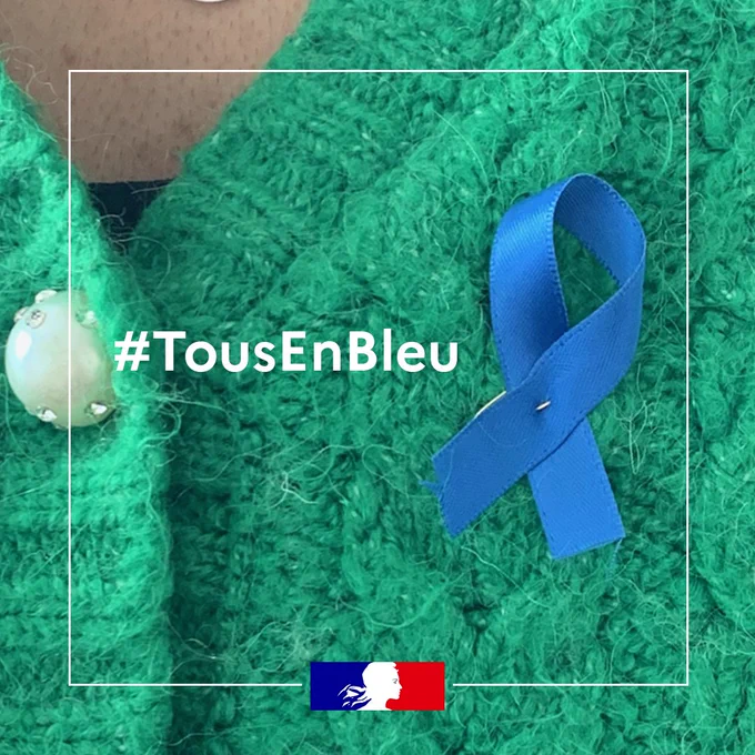 Personnes portant sur leur vêtement un ruban bleu en signe de soutien à la journée mondiale de la sensibilisation à l'autisme.
#TousEnBleu