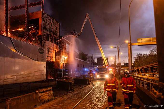 Sapeurs-pompiers de Paris sur l'incendie de la déchetterie de Syctom dans le 17e arrondissement parisien.