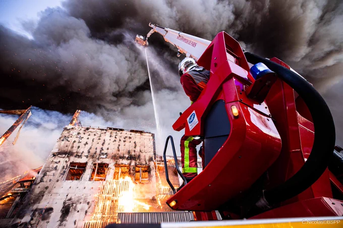 Sapeurs-pompiers de Paris sur l'incendie de la déchetterie de Syctom dans le 17e arrondissement parisien.