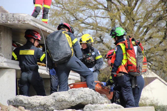 Opération de recherche et de sauvetage par les sapeurs-sauveteurs de la Sécurité civile