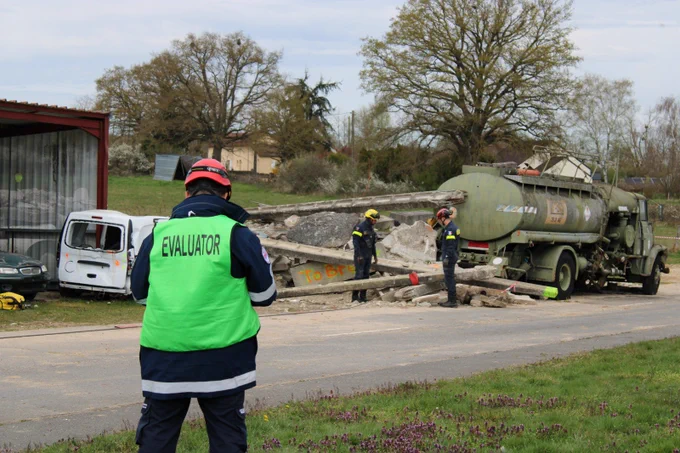 Un évaluateur regarde les capacités de travail des sapeurs-sauveteurs de la Sécurité civile pour la reclassification INSARAG