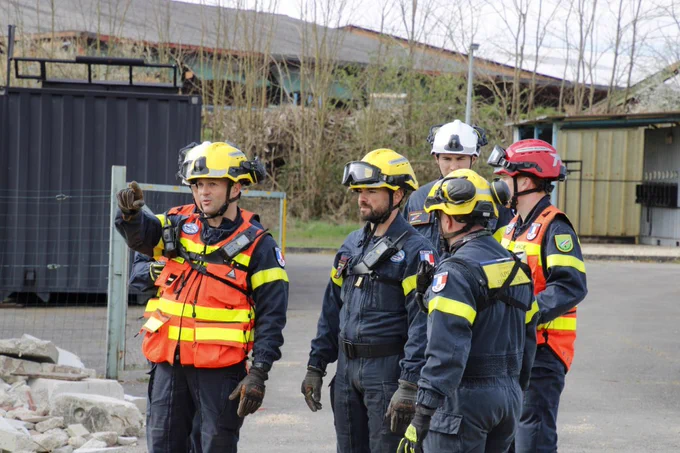 Un groupe de sapeurs-sauveteurs de la Sécurité civile