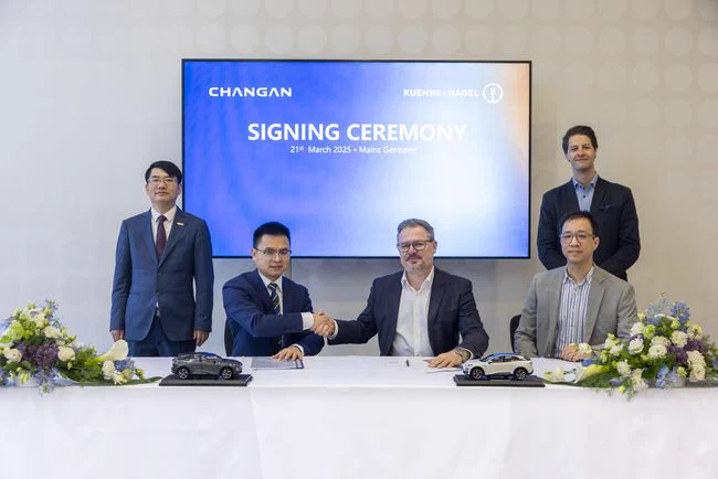 Yin Yi (Changan Automobile) et Ingo Goldhammer (Kuehne Nagel Benelux).
Crédit photo : Kuehne Nagel