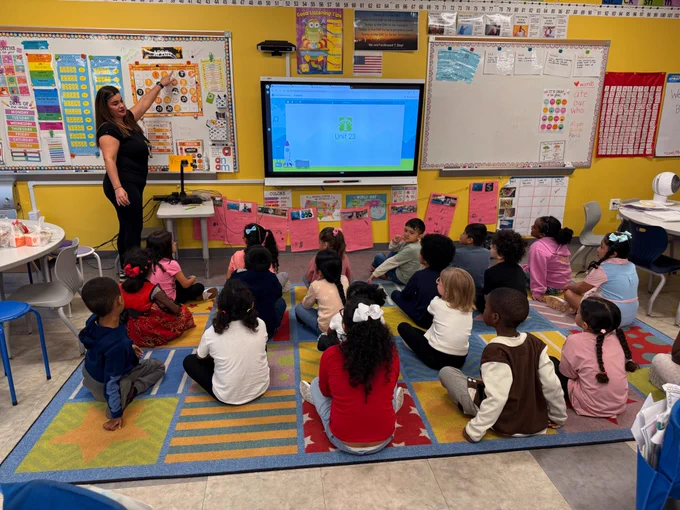 A teacher teaching kindergarten students. 