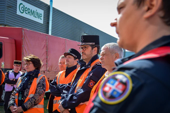 Les autorités dont le directeur général de la Sécurité civile assistent à une présentation pendant un exercice de sauvetage et de recherche à Sancoins