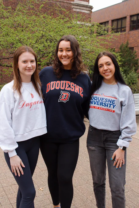 Group of students smiling in a group together.