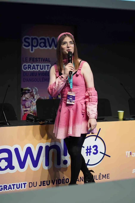 Photo de moi donnant une conférence debout micro a la main