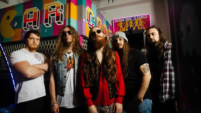 #newvideosingle from their #debutalbum #Sidewinder [Feb 14 2025]:
NP The Rattlebacks ~ How Calm The Silence https://www.therattlebacks.co.uk/ https://www.facebook.com/therattlebacks/ Guildford, England 🇬🇧 @TheRattlebacks @TheRattleMax @SaNPRuk
#Sidewinder Vinyl/Deluxe CD: https://linktr.ee/TheRattlebacks
#HowCalmTheSilence: https://youtu.be/YgCweNPYVeQ
📸#BlackhamImages