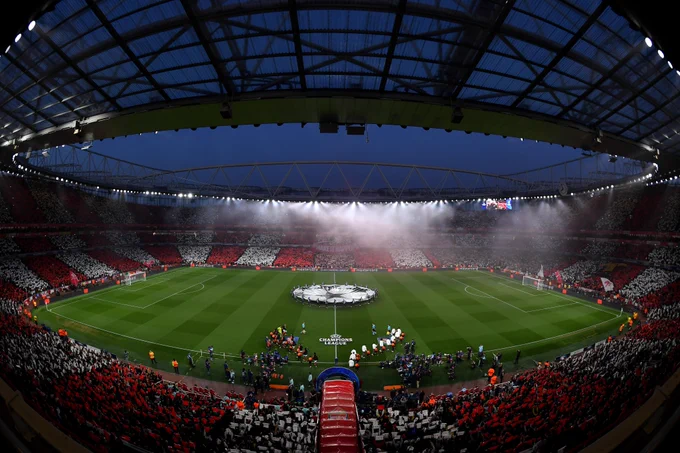 Arsenal and Real Madrid walk out in N5.