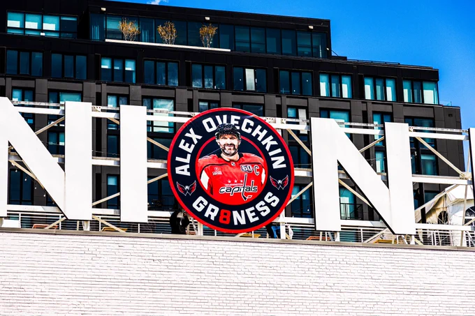 Close-up of Ovi-Gr8ness 'O' being installed at Union Market. 