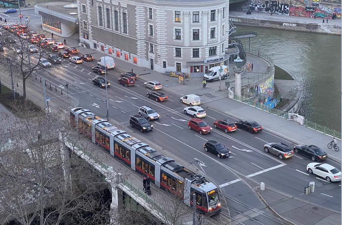 Das Foto zeigt eine  Straßenbahn von oben sowie eine 5-spurige Straße mit insgesamt rund 40 Pkw. Foto: VCÖ