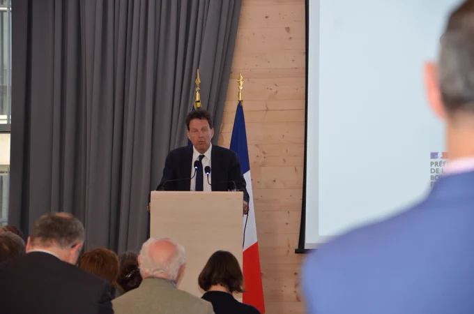 Geoffroy Roux de Bézieux est sur scène au pupitre devant les invités installés assis face à lui