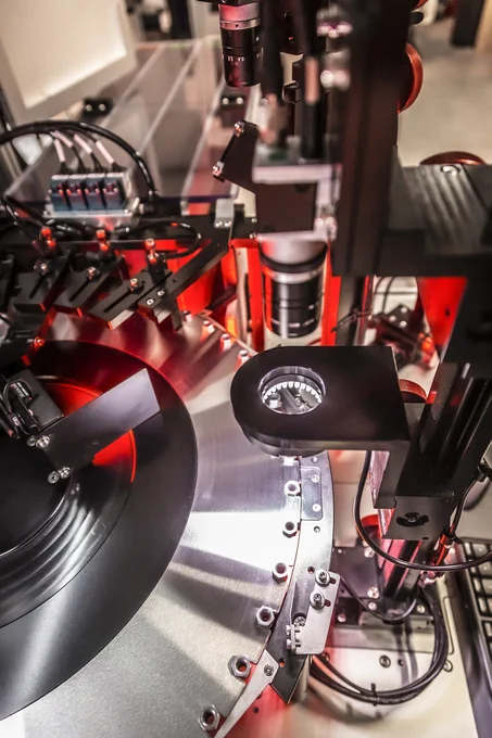 Automated optical sorting and digital inspection system by Nufast inspecting metal fasteners on a high-speed conveyor. Multi-angle cameras and metrology tools analyse component geometry and surfaces to detect cracks, thread defects, burrs, and other non-conformities with micron-level accuracy. Designed for critical industries including automotive, aerospace, defence, medical, and electronics