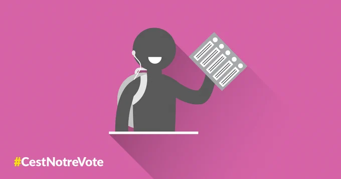 Une personne portant un sac à dos tient un bulletin de vote dans sa main.