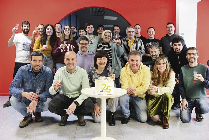 Eneko Astigarraga con parte del equipo de Codesyntax. Foto: Codesyntax