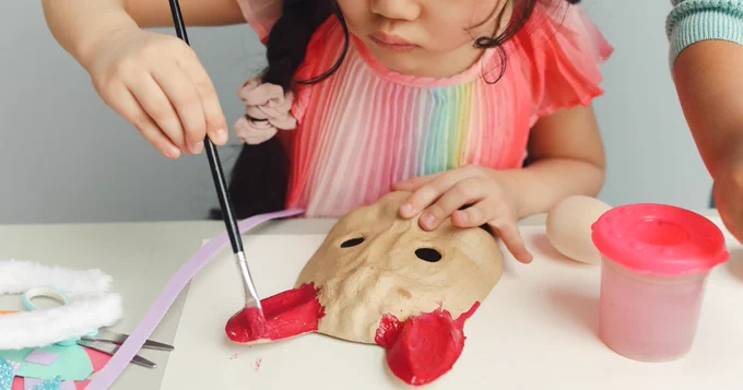 Girl painting / Merch yn paentio
