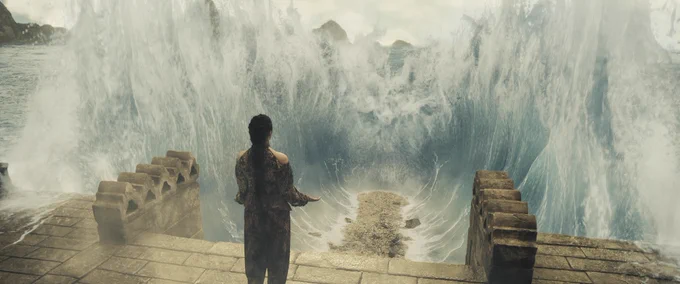 Frame grab from The Wheel of Time Season 3, Episode 8. Nynaeve is channeling and water is rising up all around her as she looks out from the top of the steps.