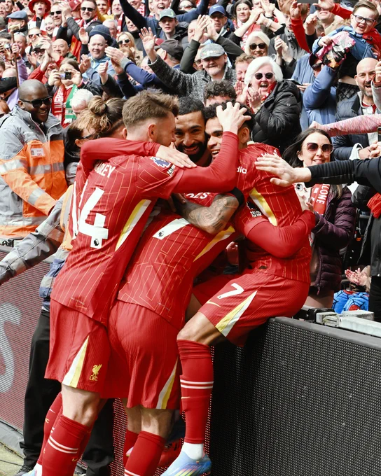 Liverpool squad celebrate the opening goal.