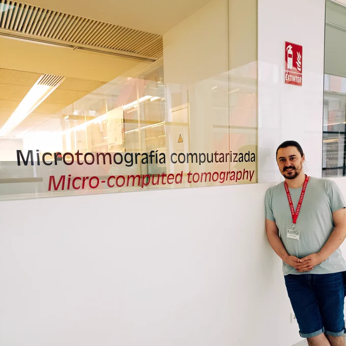 Álex Blanco en las instalaciones de Microtomografía computarizada del CENIEH, Burgos.