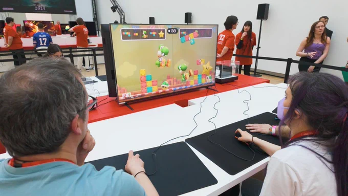 Mike and Ellen use the Switch mouse functionality to play a stacking minigame in Mario Party Jamboree.