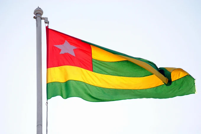 Le drapeau du Togo flottant au vent.