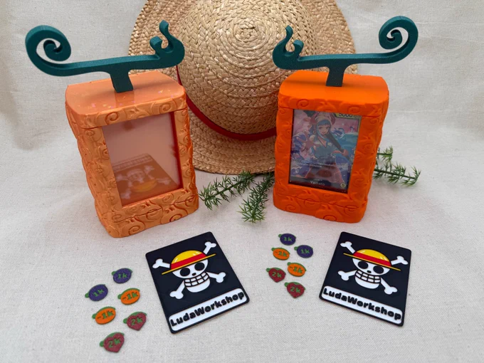Dos cajas para cartas con fichas varias basadas en One piece