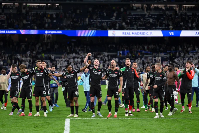 The Arsenal players celebrate at full time.