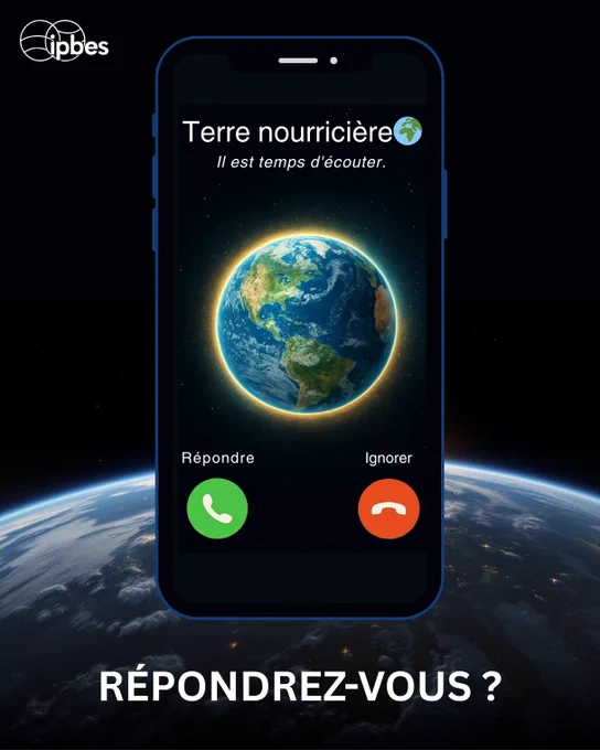 Image simulant un appel téléphonique entrant sur un smartphone avec un cadre bleu. L'écran affiche "Terre nourricière" comme appelant, avec une petite icône de la Terre. Sous le nom, on peut lire "Il est temps d'écouter." Au centre de l'écran se trouve une image de la Terre vue de l'espace, entourée d'un halo lumineux doré. En bas de l'écran apparaissent deux boutons : un vert pour "Répondre" et un rouge pour "Ignorer". Le téléphone est superposé sur un arrière-plan montrant l'horizon terrestre depuis l'espace. Le logo IPBES est visible en haut à gauche, et le texte "RÉPONDREZ-VOUS ?" apparaît en bas de l'image. L'ensemble crée une métaphore visuelle d'un appel urgent de la planète.