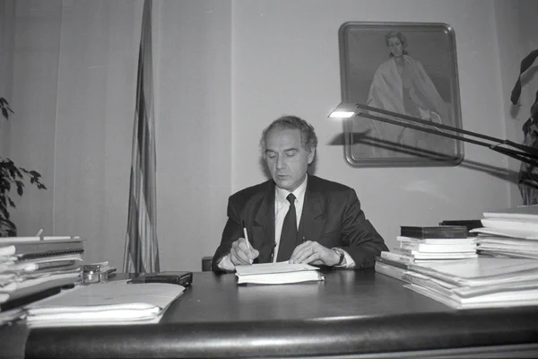 Josep Arnau, treballant al despatx de la Diputació de Girona. 