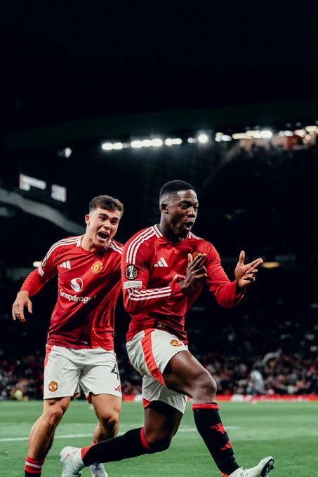 Kobbie Mainoo celebrates.