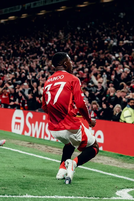 Kobbie Mainoo celebrates.