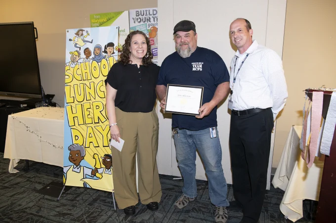Lunch heroes with his award.