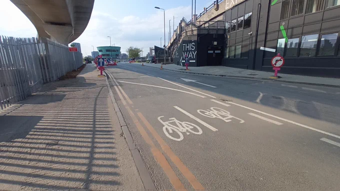 Seems that cyclists are meant to mount the western sidewalk here, with pedestrians using the eastern sidewalk up to the toucan crossing further north